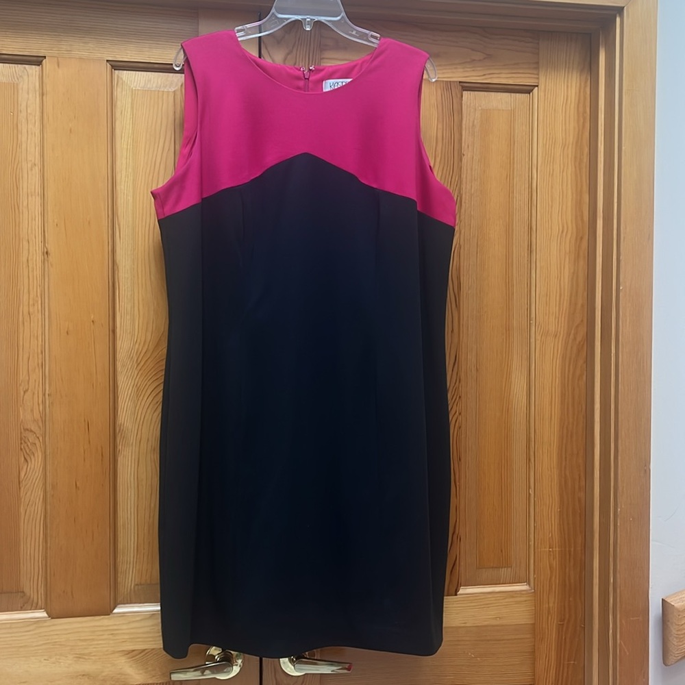 Kasper Women's 2 piece dress and Blazer. Fuchsia and black - Picture 2 of 7